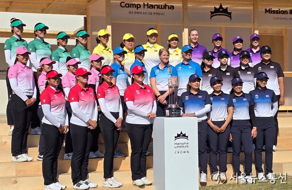 2일 경기도 고양시 뉴코리아 컨트리클럽에서 국가대항전 한화 라이프플러스 인터내셔널 크라운에 출전한 각국 대표팀이 포토콜에서 기념촬영을 하고 있다. (사진=신현성 기자) 2025.10.22, snakorea.rc@gmail.com , *재판매 및 DB 금지