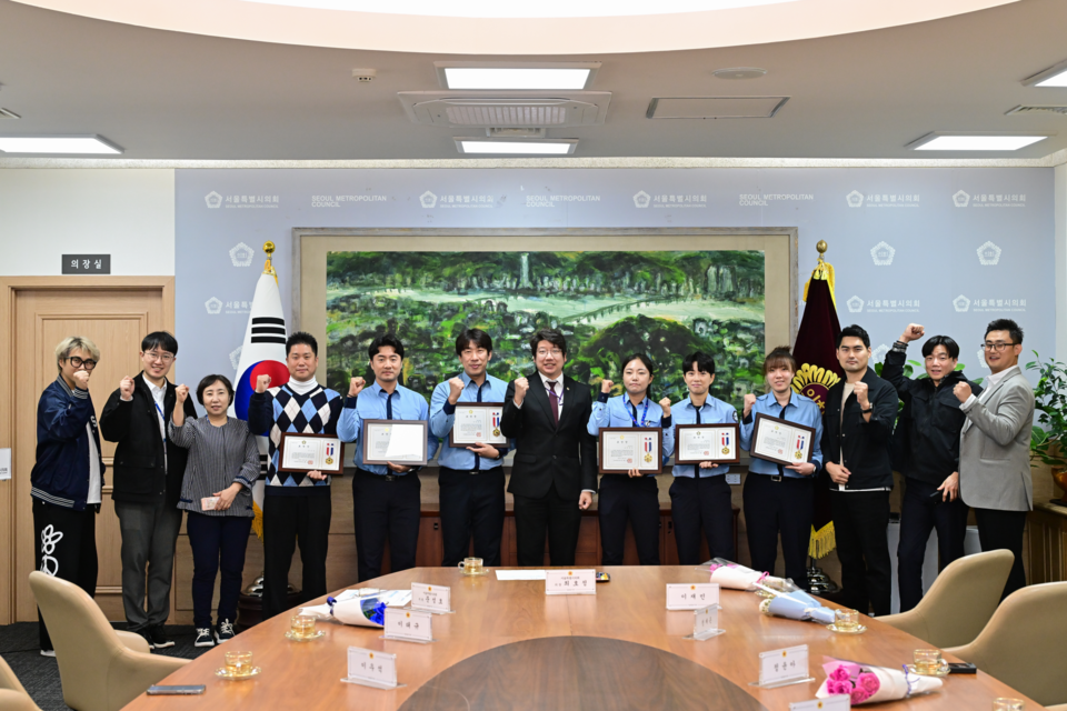 ‘서울시 메트로히어로 5+1인’ 의장표창 수여식 (사진=서울시의회 제공) 2025.10.22, snakorea.rc@gmail.com , *재판매 및 DB 금지