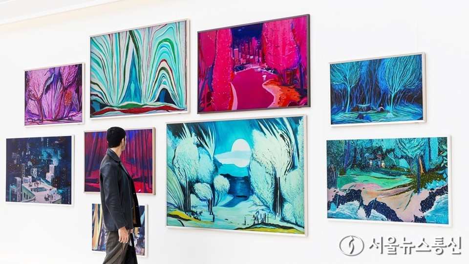 삼성전자가 오는 24일(현지시간)부터 26일까지 파리의 그랑팔레에서 열리는 ‘아트 바젤 파리(Art Basel Paris 2025)’에 전시존을 마련하고 삼성 아트 TV를 통해 다양한 작품들을 전시하고 있다고 23일 밝혔다. 사진은 관람객이 더 프레임에 전시된 쥘 드 발랭쿠르(Jules de Balincount) 작가의 작품을 감상하고 있다. (사진=삼성전자 제공) 2025.10.23, snakorea.rc@gmail.com , *재판매 및 DB 금지