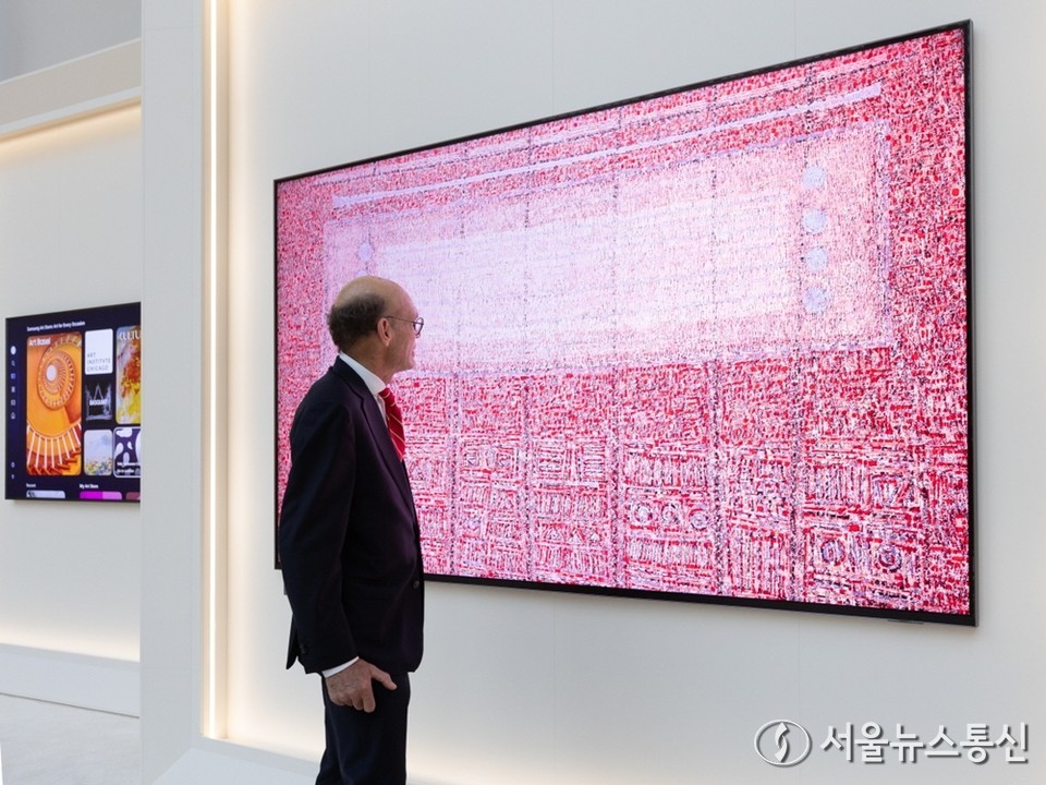 삼성전자가 오는 24일(현지시간)부터 26일까지 파리의 그랑팔레에서 열리는 ‘아트 바젤 파리(Art Basel Paris 2025)’에 전시존을 마련하고 삼성 아트 TV를 통해 다양한 작품들을 전시하고 있다고 23일 밝혔다. 사진은 관람객이 삼성 마이크로 RGB TV에 전시된 이성자 작가의 ‘내가 기억하는 엄마’를 감상하고 있다. (사진=삼성전자 제공) 2025.10.23, snakorea.rc@gmail.com , *재판매 및 DB 금지