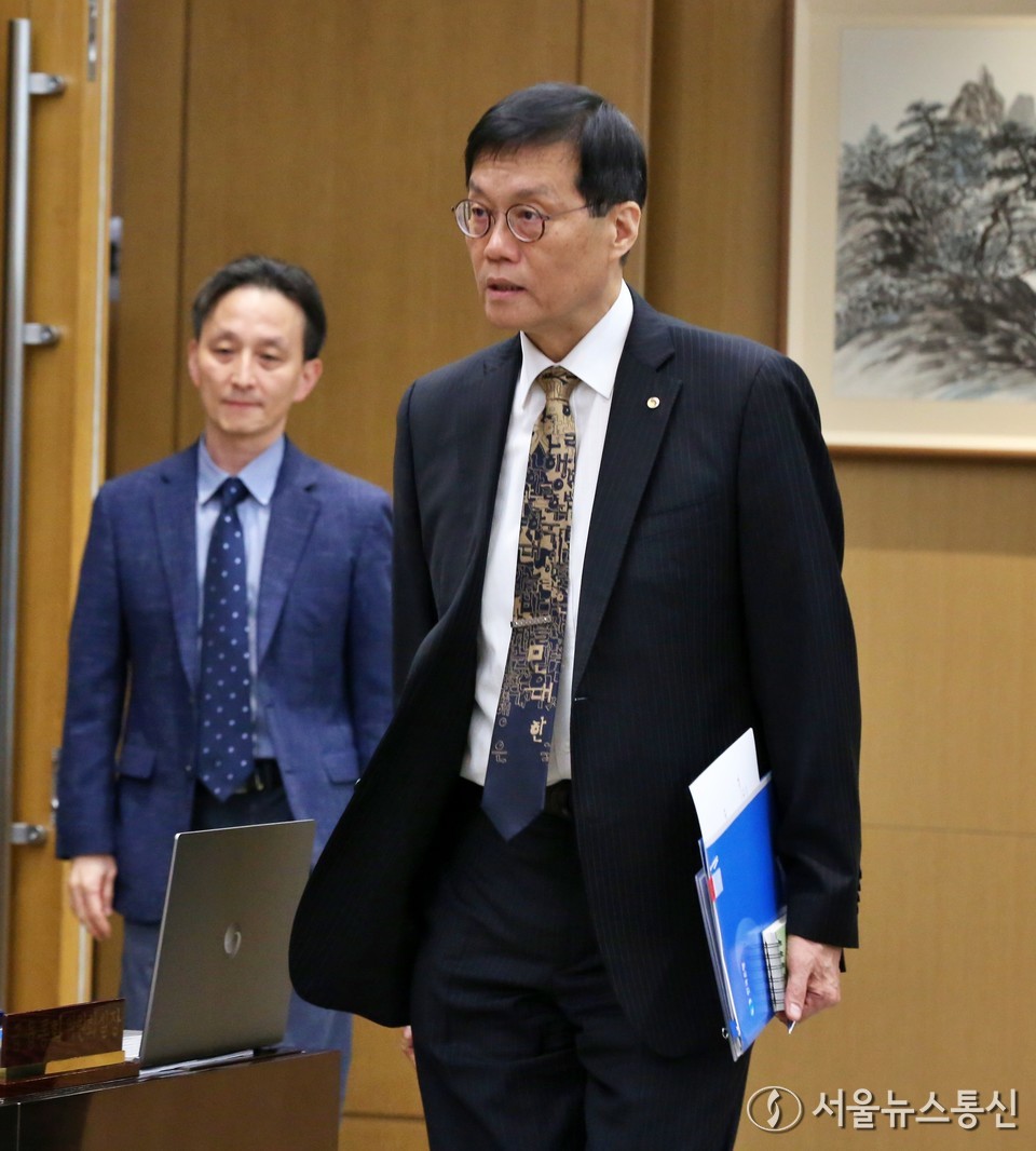 이창용 한국은행 총재가 23일 서울 중구 한국은행에서 열린 금융통화위원회에 참석하고 있다. (사진=신현성 기자) 2025.10.23, snakorea.rc@gmail.com , *재판매 및 DB 금지