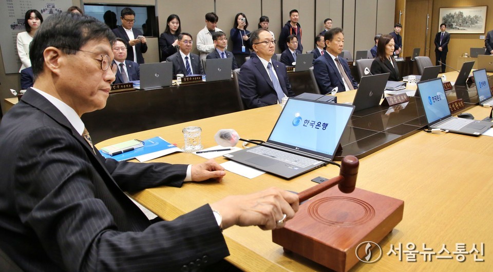 이창용 한국은행 총재가 23일 서울 중구 한국은행에서 열린 금융통화위원회에서 의사봉을 두드리고 있다. (사진=신현성 기자) 2025.10.23, snakorea.rc@gmail.com , *재판매 및 DB 금지