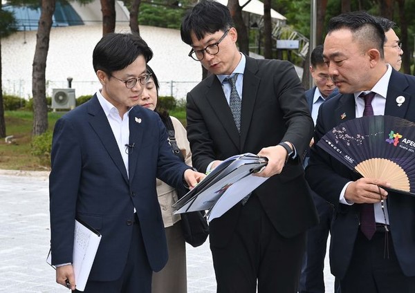 김정관 산업통상부 장관이 18일 2025년 APEC 정상회의가 열리는 경북 경주시 예술의 전당(CEO Summit), 화랑마을(CEO Summit 만찬), 화백컨벤션센터(정상회의), 강동리조트 등 주요 경제인 행사장소 현장 점검을 하고 있다. (사진=산업통상부 제공) 2025.09.18. 