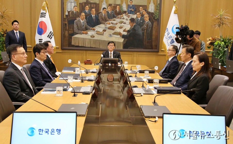 이창용 한국은행 총재가 23일 서울 중구 한국은행에서 열린 금융통화위원회를 주재하고 있다. (사진=신현성 기자) 2025.10.23, snakorea.rc@gmail.com , *재판매 및 DB 금지