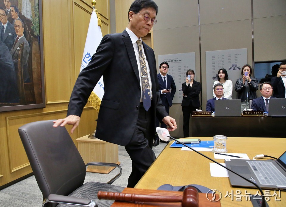 이창용 한국은행 총재가 23일 서울 중구 한국은행에서 열린 금융통화위원회에 참석하고 있다.  (사진=신현성 기자) 2025.10.23, snakorea.rc@gmail.com , *재판매 및 DB 금지