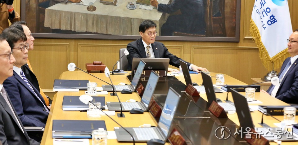 이창용 한국은행 총재가 23일 서울 중구 한국은행에서 열린 금융통화위원회에 참석하고 있다. (사진=신현성 기자) 2025.10.23, snakorea.rc@gmail.com , *재판매 및 DB 금지