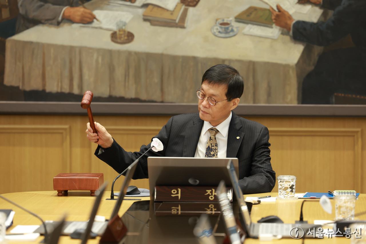 이창용 한국은행 총재가 23일 서울 중구 한국은행에서 열린 금융통화위원회에서 의사봉을 두드리고 있다.(2025.10.23) / 사진 = 서울뉴스통신 신현성 기자
