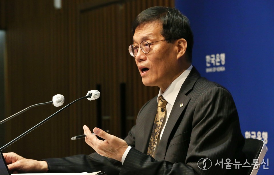 이창용 한국은행 총재가 23일 서울 중구 한국은행 본관에서 열린 금융통화위원회를 마치고 통화정책방향 기자 간담회를 하고 있다. (사진=신현성 기자) 2025.10.23, snakorea.rc@gmail.com , *재판매 및 DB 금지