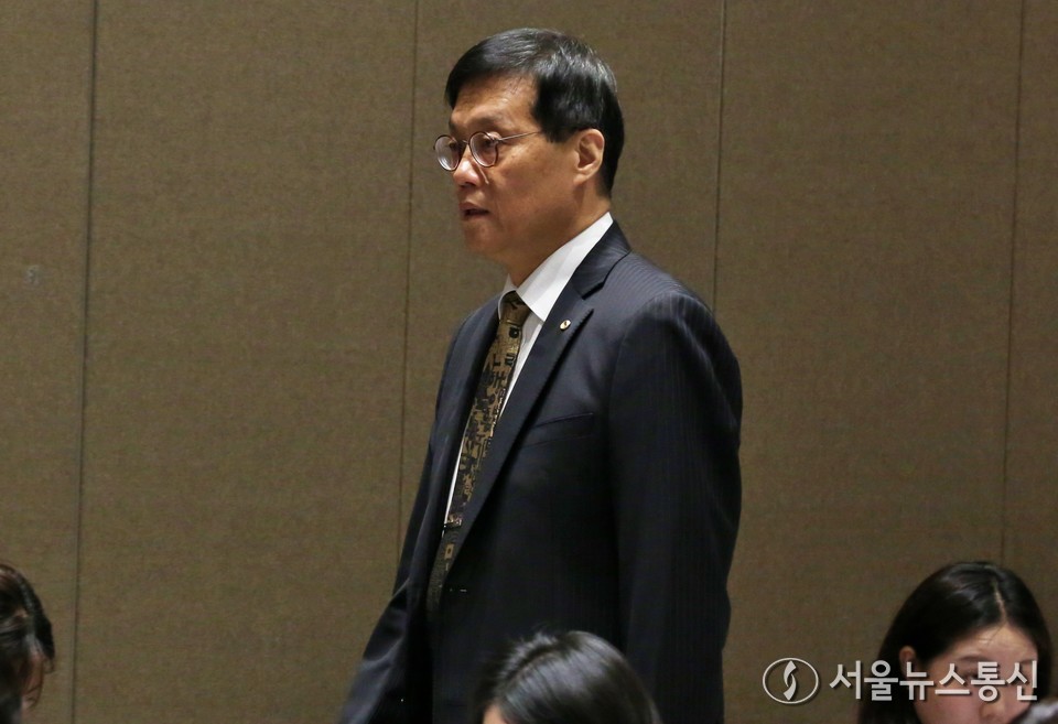 이창용 한국은행 총재가 23일 서울 중구 한국은행 본관에서 열린 금융통화위원회를 마치고 통화정책방향 기자 간담회에 참석하고 있다. (사진=신현성 기자) 2025.10.23, snakorea.rc@gmail.com , *재판매 및 DB 금지