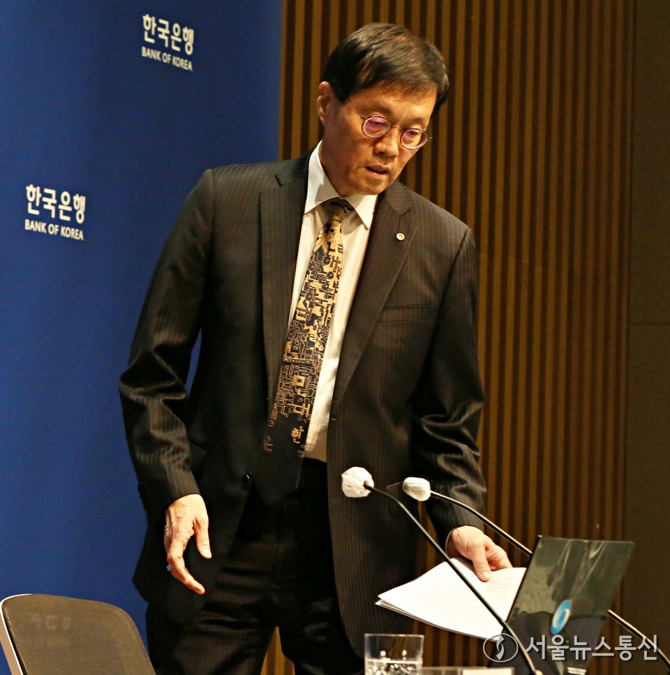 이창용 한국은행 총재가 23일 서울 중구 한국은행 본관에서 열린 금융통화위원회를 마치고 통화정책방향 기자 간담회에 참석하고 있다. (사진=신현성 기자) 2025.10.23, snakorea.rc@gmail.com , *재판매 및 DB 금지