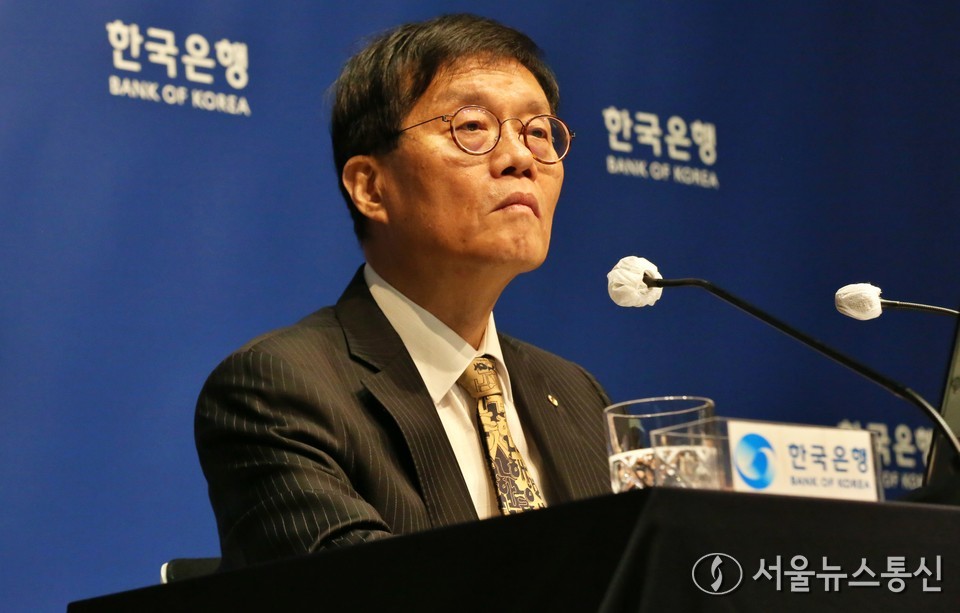 이창용 한국은행 총재가 23일 서울 중구 한국은행 본관에서 열린 금융통화위원회를 마치고 통화정책방향 기자 간담회에서 질의를 듣고 있다. (사진=신현성 기자) 2025.10.23, snakorea.rc@gmail.com , *재판매 및 DB 금지