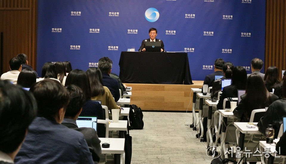 이창용 한국은행 총재가 23일 서울 중구 한국은행 본관에서 열린 금융통화위원회를 마치고 통화정책방향 기자 간담회를 하고 있다. (사진=신현성 기자) 2025.10.23, snakorea.rc@gmail.com , *재판매 및 DB 금지