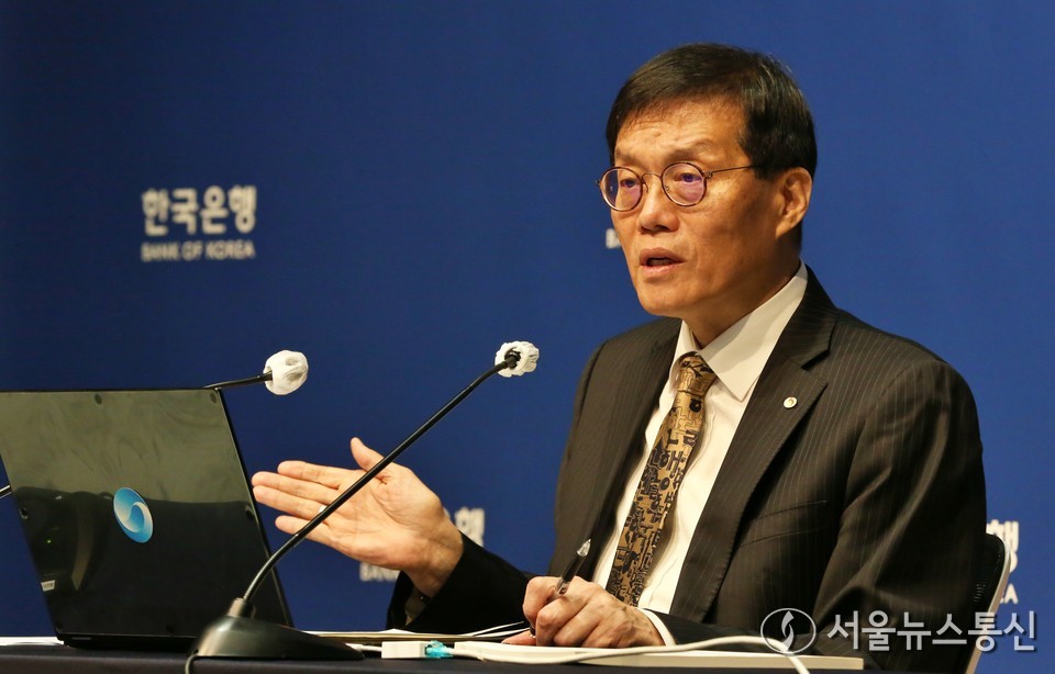 이창용 한국은행 총재가 23일 서울 중구 한국은행 본관에서 열린 금융통화위원회를 마치고 통화정책방향 기자 간담회에서 질의에 답하고 있다. (사진=신현성 기자) 2025.10.23, snakorea.rc@gmail.com , *재판매 및 DB 금지