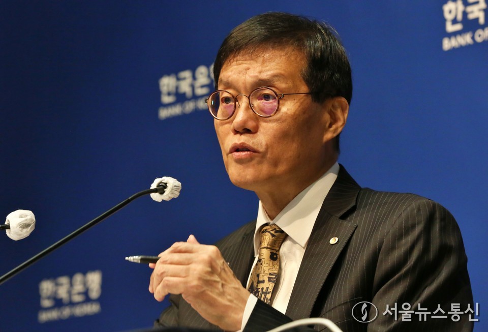 이창용 한국은행 총재가 23일 서울 중구 한국은행 본관에서 열린 금융통화위원회를 마치고 통화정책방향 기자 간담회에서 질의에 답하고 있다. (사진=신현성 기자) 2025.10.23, snakorea.rc@gmail.com , *재판매 및 DB 금지