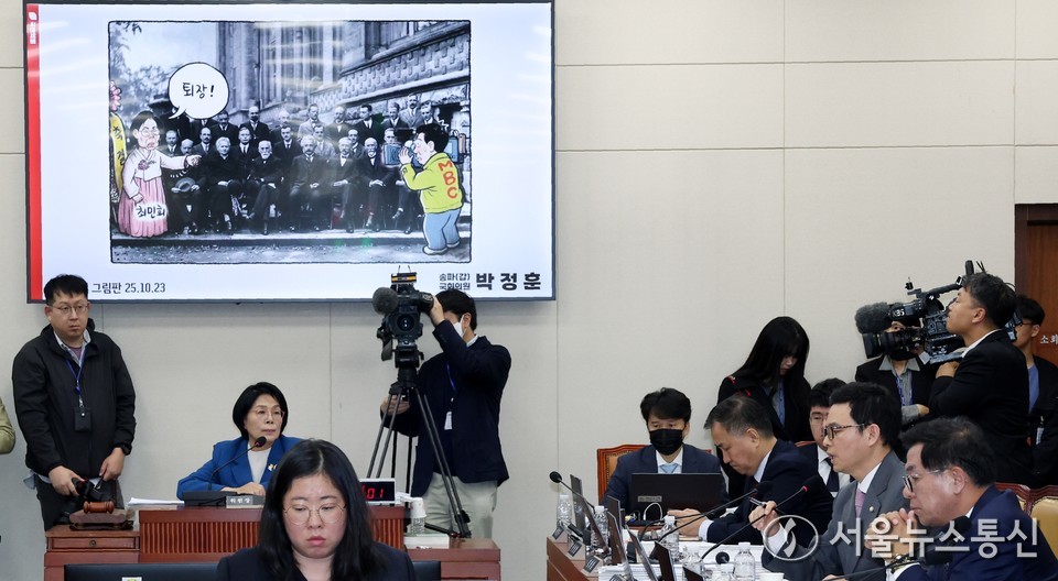 23일 서울 여의도 국회에서 열린 과학기술정보방송통신위원회 한국방송공사 등에 대한 국정감사에서 박정훈 국민의힘 의원이 최민희 위원장의 MBC 국정감사 보도본부장 퇴장 조치 관련 발언을 하고 있다. (사진=신현성 기자) 2025.10.23, snakorea.rc@gmail.com , *재판매 및 DB 금지