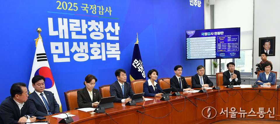 한정애 더불어민주당 정책위의장이 23일 서울 여의도 국회에서 열린 국정감사 대책회의에서 발언을 하고 있다. (사진=신현성 기자) 2025.10.23, snakorea.rc@gmail.com , *재판매 및 DB 금지