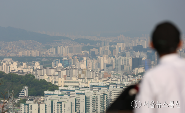 23일 정부의 10·15 주택 시장 안정화 대책 발표에도 불구하고 서울 아파트값이 38주 연속 오름세를 이어갔다. (남산) / 사진 = 서울뉴스통신 신현성 기자