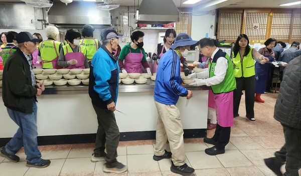 (사)한국중원포럼협의회 중앙회가 주최로 이날 청주 YMCA지하 급식소에서 어르신들에게 따뜻한 식사 나눔이 제공됐다.(사진=한국중원포럼협의회 제공)