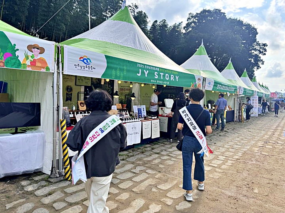 축제기간 바가지요금 근절 홍보. (2025.10.16) / 사진 = 진주시 제공