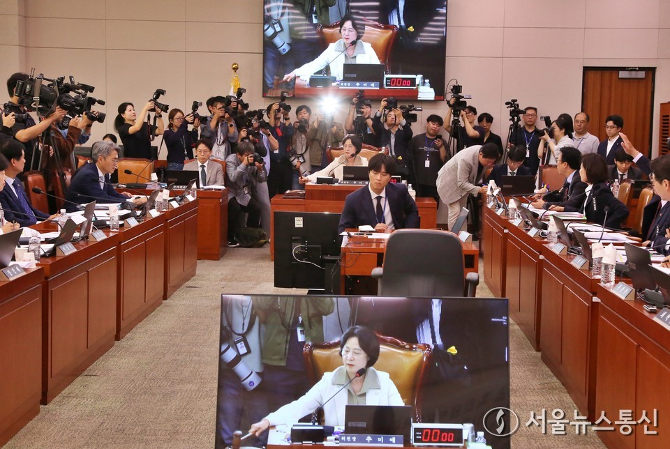 16일 서울 여의도 국회에서 열린 법제사법위원회 국정감사에서 추미애 위원장이 전일 대법원 현장감사 관련으로 여야 설전이 벌어지자 감사 중지를 선포하고 있다. (2025.10.16) / 사진 = 서울뉴스통신 신현성 기자 