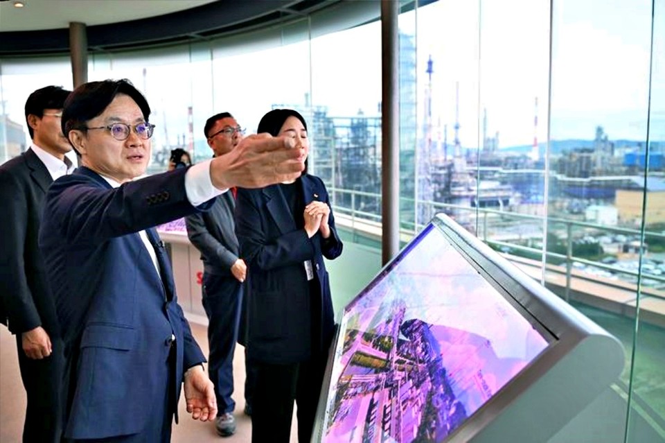 김정관 산업통상자원부 장관이 19일 울산 남구 석유화학산업단지 내 SK지오센트릭을 방문해 관계자로부터 운영현황 및 애로사항을 청취한 후 생산 및 안전관리 현황 등을 점검하고 있다. ( 2025.09.19) / 사진 = 산업통상자원부 제공