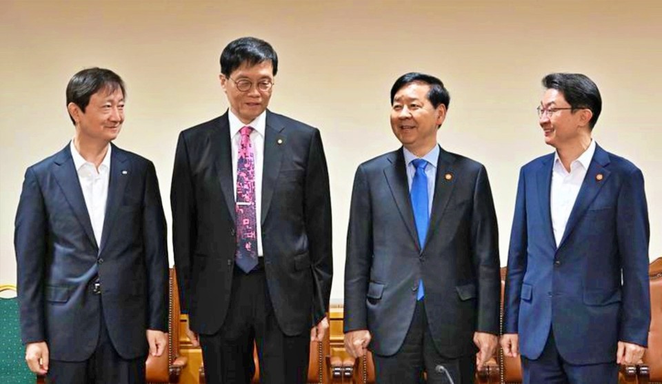 구윤철 부총리 겸 기획재정부 장관이 24일 서울 중구 은행연합회에서 열린 시장상황점검회의에 앞서 기념촬영 하고 있다. 왼쪽부터 이찬진 금융감독원장, 이창용 한국은행 총재, 구 부총리, 이억원 금융위원장. (2025.10.24) / 사진 = 기획재정부 제공