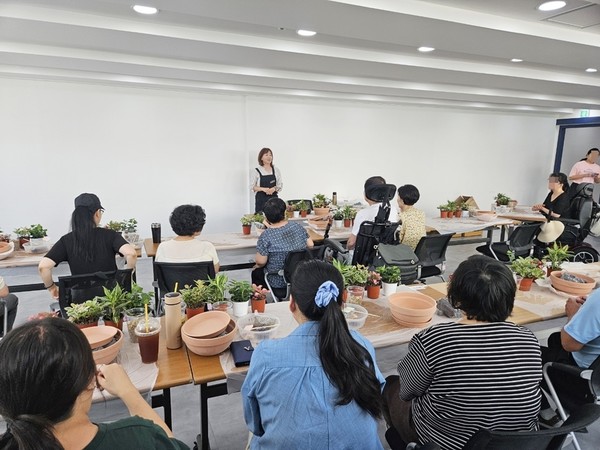 의정부시는 9월 5일부터 이달 1일까지 관내 복지시설 및 의료시설을 대상으로 치유원예 프로그램을 실시했다.