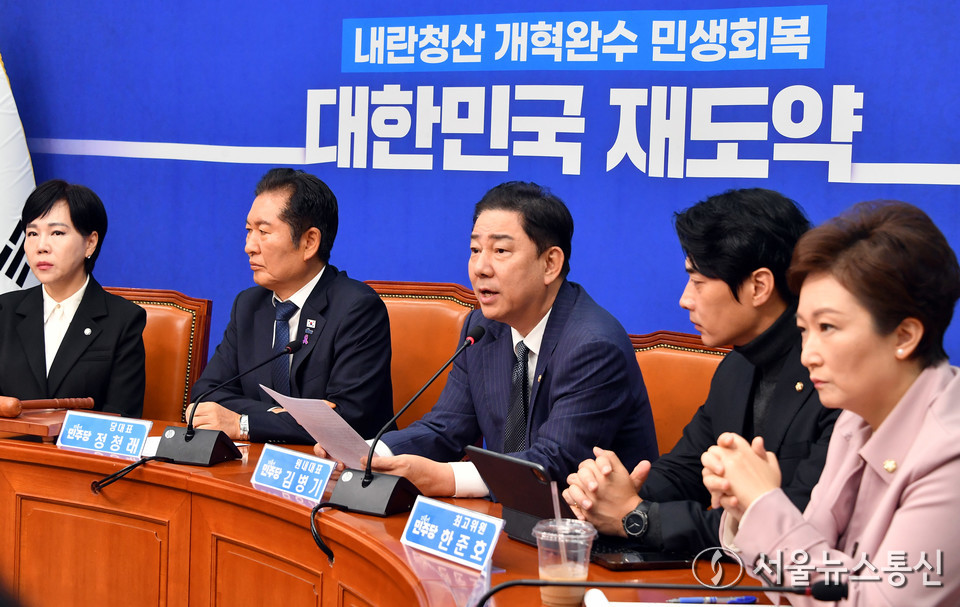 김병기 더불어민주당 원내대표가 24일 서울 여의도 국회에서 열린 최고위원회의에서 발언을 하고 있다. (사진=신현성 기자) 2025.10.24, snakorea.rc@gmail.com , *재판매 및 DB 금지