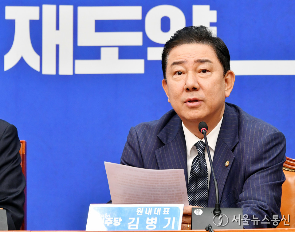 김병기 더불어민주당 원내대표가 24일 서울 여의도 국회에서 열린 최고위원회의에서 발언을 하고 있다. (사진=신현성 기자) 2025.10.24, snakorea.rc@gmail.com , *재판매 및 DB 금지