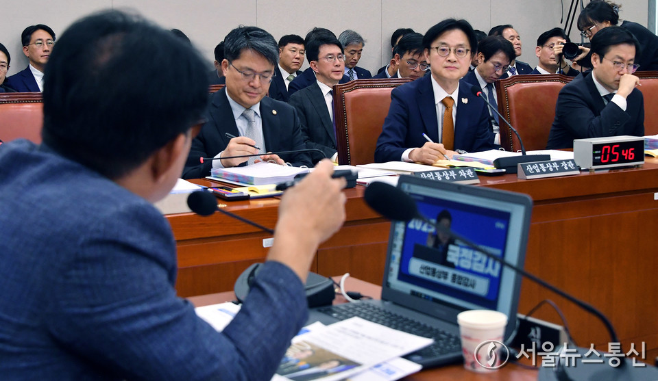 김정관 산업통상자원부 장관이 24일 서울 여의도 국회에서 열린 산업통상자원중소벤처기업위원회의 산업통상자원부 등 종합감사에서 의원 질의를 듣고 있다. (사진=신현성 기자) 2025.10.24, snakorea.rc@gmail.com , *재판매 및 DB 금지