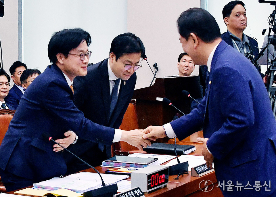 김병기 더불어민주당 원내대표가 24일 서울 여의도 국회에서 열린 산업통상자원중소벤처기업위원회의 산업통상자원부 등 종합감사장을 찾아 격려인사를 하고 있다. (사진=신현성 기자) 2025.10.24, snakorea.rc@gmail.com , *재판매 및 DB 금지