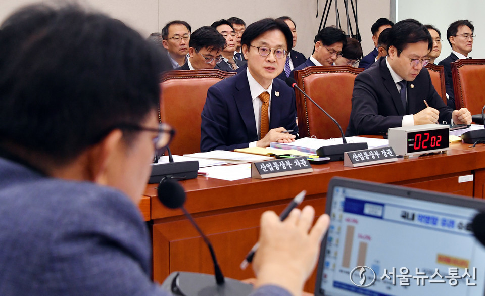 김정관 산업통상자원부 장관이 24일 서울 여의도 국회에서 열린 산업통상자원중소벤처기업위원회의 산업통상자원부 등 종합감사에서 의원 질의에 답하고 있다. (사진=신현성 기자) 2025.10.24, snakorea.rc@gmail.com , *재판매 및 DB 금지