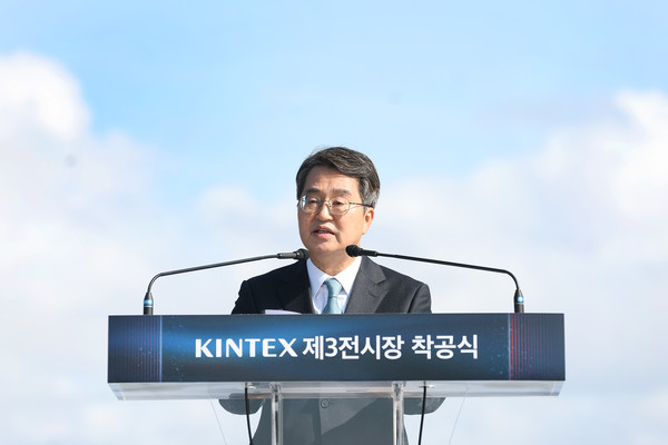 23일 오전 킨텍스 제3전시장 건립공사 현장에서 열린 킨텍스 제3전시장 건립사업 착공식에서 김동연 경기도지사가 축사를 하고 있다. [사진=경기도]