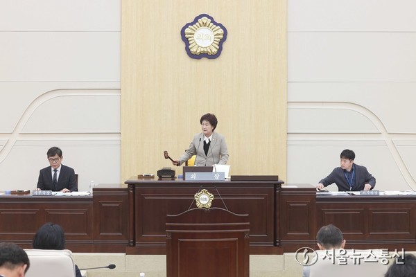 24일 오관영 대전동구의회 의장이 제289회 임시회 제3차 본회의에서 의사봉을 두드리며 진행하고 있다. / 사진 = 대전동구의회 제공 2025.10.24, snakorea.rc@gmail.com , *재판매 및 DB 금지