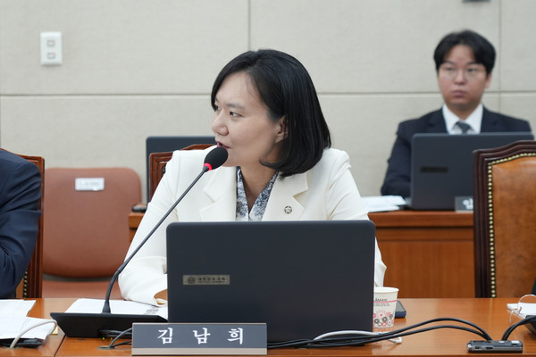 지난 17일 국감장서 잘의하는 김남희 의원 (사진 김남희 의원실 제공) 2025.10.24, snakorea.rc@gmail.com , *재판매 및 DB 금지