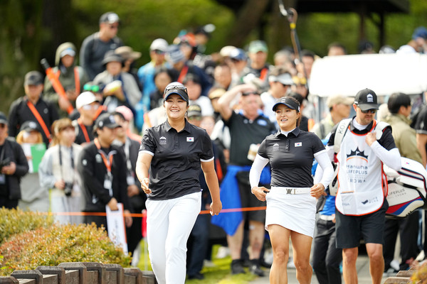 유해란과 고진영이 4번홀 출발하고 있다. 사진 Hanwha LIFEPLUS인터내셔널 크라운조직위 2025.10.24, snakorea.rc@gmail.com , *재판매 및 DB 금지