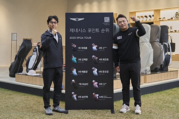 제네시스사업본부장 송민규 부사장(왼쪽)이 이승택 선수의 PGA 투어 입성을 축하하며, 제네시스 포인트 순위보드 앞에서 기념촬영을 하고 있다. (사진 KPGA 제공) 2025.10.26, snakorea.rc@gmail.com , *재판매 및 DB 금지