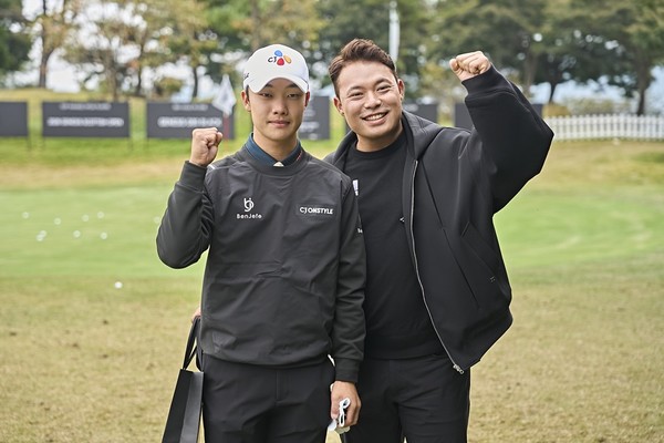 사진-대회장을 찾은 이승택(우)이 송민혁의 선전을 기원하며 기념촬영을 하고 있다2025.10.26, snakorea.rc@gmail.com , *재판매 및 DB 금지