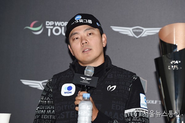 이정환이 한국프로골프투어와 DP월드투어가 공동주관하고 제네시스가 후원한 제9회 제네시스 챔피언십파이널 라운드에서 버디 8개를 몰아치며 7년 만에 KPGA 투어 3승 및 DP월드투어 우승의 업적을 이뤄냈다.26일 충남 천안 우정힐스CC OUT, IN 코스에서 제네시스 챔피언십 파이널 라운드가 열린 가운데, 한국의 이정환이 7타를 줄여내며 64타를 쳐 최종합계 273타로 끝까지 추격한 공동 2위의 나초 엘비라, 로리 캔터를 3타차로 따돌리며 우승의 감격을 차지했다. 사진 이민희 기자 2025.10.26, snakorea.rc@gmail.com , *재판매 및 DB 금지