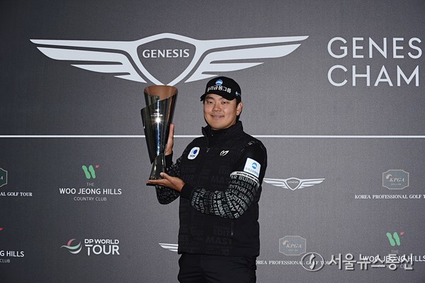 이정환이 한국프로골프투어와 DP월드투어가 공동주관하고 제네시스가 후원한 제9회 제네시스 챔피언십파이널 라운드에서 버디 8개를 몰아치며 7년 만에 KPGA 투어 3승 및 DP월드투어 우승의 업적을 이뤄냈다.26일 충남 천안 우정힐스CC OUT, IN 코스에서 제네시스 챔피언십 파이널 라운드가 열린 가운데, 한국의 이정환이 7타를 줄여내며 64타를 쳐 최종합계 273타로 끝까지 추격한 공동 2위의 나초 엘비라, 로리 캔터를 3타차로 따돌리며 우승의 감격을 차지했다. 사진 이민희 기자 2025.10.26, snakorea.rc@gmail.com , *재판매 및 DB 금지