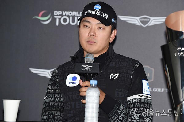 이정환이 한국프로골프투어와 DP월드투어가 공동주관하고 제네시스가 후원한 제9회 제네시스 챔피언십파이널 라운드에서 버디 8개를 몰아치며 7년 만에 KPGA 투어 3승 및 DP월드투어 우승의 업적을 이뤄냈다.26일 충남 천안 우정힐스CC OUT, IN 코스에서 제네시스 챔피언십 파이널 라운드가 열린 가운데, 한국의 이정환이 7타를 줄여내며 64타를 쳐 최종합계 273타로 끝까지 추격한 공동 2위의 나초 엘비라, 로리 캔터를 3타차로 따돌리며 우승의 감격을 차지했다. 사진 이민희 기자 2025.10.26, snakorea.rc@gmail.com , *재판매 및 DB 금지