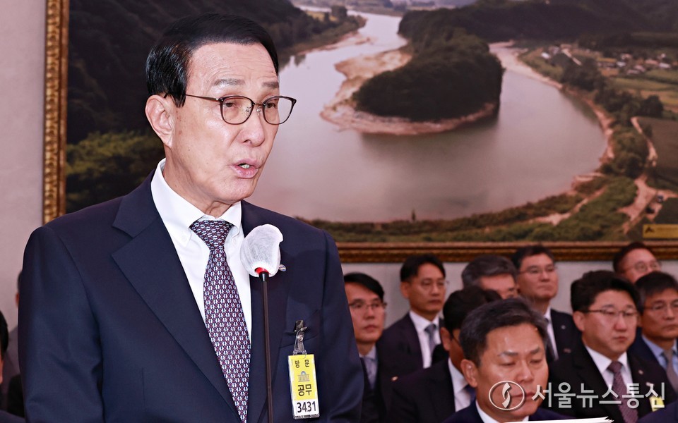 노동진 수산업협동조합중앙회장이 27일 서울 여의도 국회에서 열린 농림축산식품해양수산위원회의 수산업협동조합중앙회 등 국정감사에서 업무보고를 하고 있다. (사진=신현성 기자) 2025.10.27, snakorea.rc@gmail.com , *재판매 및 DB 금지