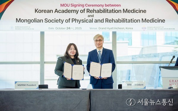 왼쪽부터 몽골재활의학회 Zolzaya Batdavaajav 회장, 충남대병원 조강희 병원장(대한재활의학회 회장) / 사진 = 충남대병원 제공 2025.10.27, snakorea.rc@gmail.com , *재판매 및 DB 금지