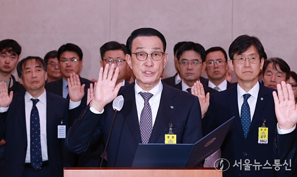 노동진 수협중앙회장을 비롯한 기관증인들이 27일 서울 여의도 국회에서 열린 농림축산식품해양수산위원회의 수산업협동조합중앙회 등에 대한 국정감사에서 선서를 하고 있다. (사진=신현성 기자) 2025.10.27, snakorea.rc@gmail.com , *재판매 및 DB 금지