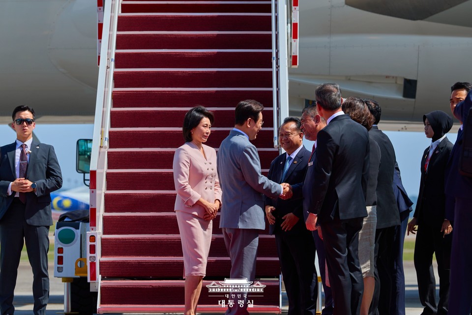 아세안 정상회의에 참석하는 이재명 대통령과 김혜경 여사가 26일(현지 시간) 말레이시아 쿠알라룸푸르 국제공항에 도착해 환영 인사들과 인사하고 있다. (2025.10.26) / 사진 = 대통령실