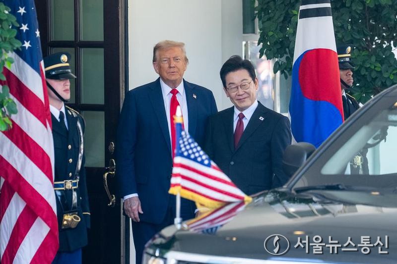 25일(현지시간) 미국 워싱턴 D.C. 백악관에서 도널드 트럼프 미국 대통령이 방미 중인 이재명 대한민국 대통령을 맞이하고 있다. 2025.8.25 / 사진 = 신화통신