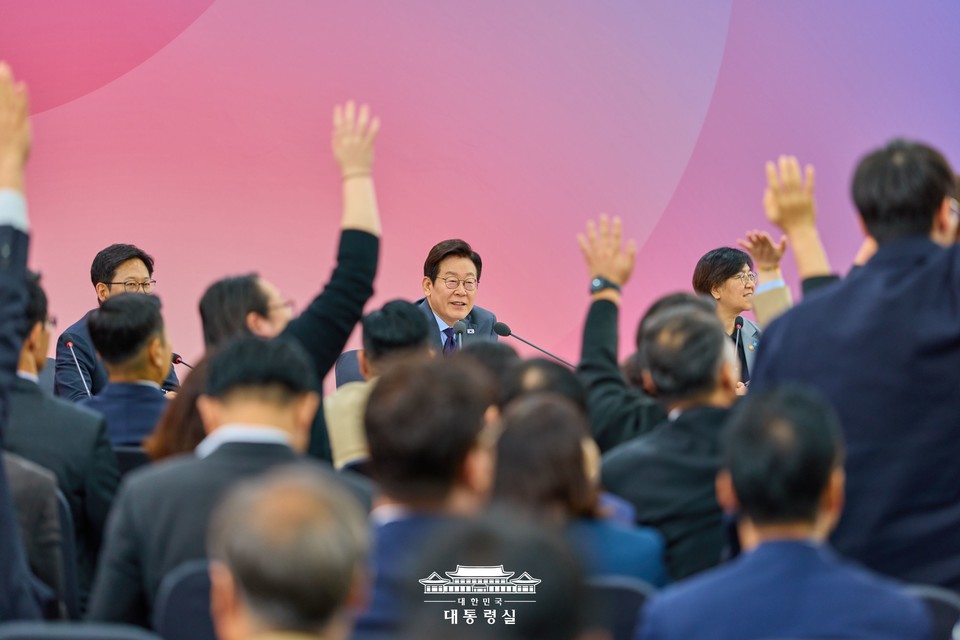 이재명 대통령이 24일 대구광역시 북구 엑스코에서 열린 '대구의 마음을 듣다' 타운홀 미팅에서 참석자들의 질문을 받고 있다. (2025.10.24) / 사진 = 대통령실