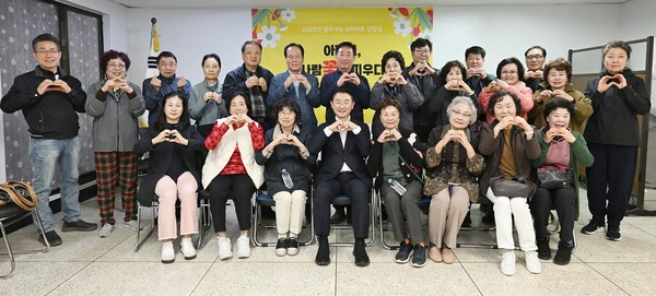 의정부시는 24일 은하수아파트에서 입주자대표회의 임원과 입주민 등 20여 명이 참석한 가운데 ‘2025년 찾아가는 U아파트 상담실–아파트, 사람꽃을 피우다’를 개최했다.