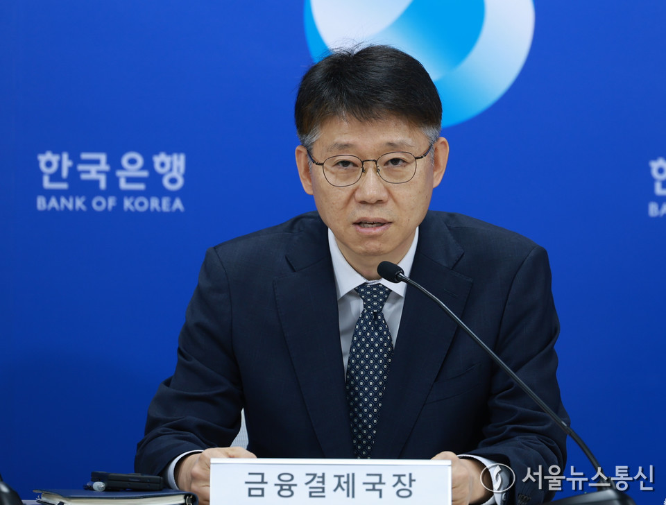 이병목 한국은행 금융결제국장이 27일 오후 서울 중구 한국은행에서 열린 '디지털 시대의 화폐, 기술과 신뢰의 조화: 원화 스테이블코인의 주요 이슈와 대응방안' 기자간담회에서 발언하고 있다. (사진=한국은행 제공) 2025.10.27, snakorea.rc@gmail.com , *재판매 및 DB 금지