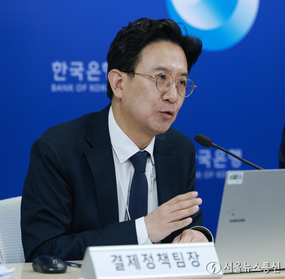 박준홍 한국은행 금융결제국 결제정책팀장이 27일 오후 서울 중구 한국은행에서 열린 '디지털 시대의 화폐, 기술과 신뢰의 조화: 원화 스테이블코인의 주요 이슈와 대응방안' 기자간담회에서 발언하고 있다. (사진=한국은행 제공) 2025.10.27, snakorea.rc@gmail.com , *재판매 및 DB 금지